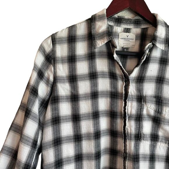 American Eagle Flannel Top M Black White Plaid‎ Cozy Button Up Cabincore Western - Picture 7 of 10